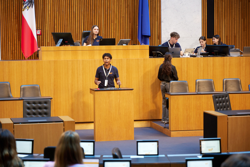 Delegierte am Redner:innenpult