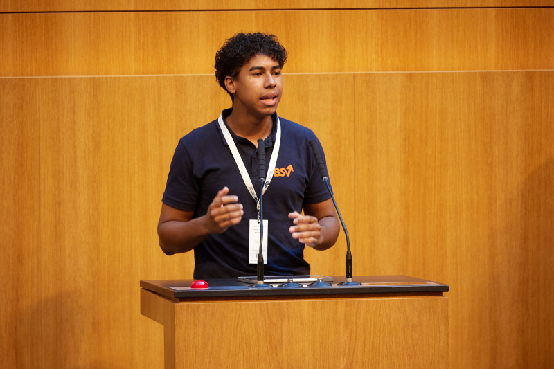 Delegierte am Redner:innenpult