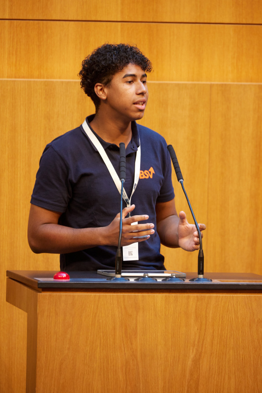 Delegierte am Redner:innenpult