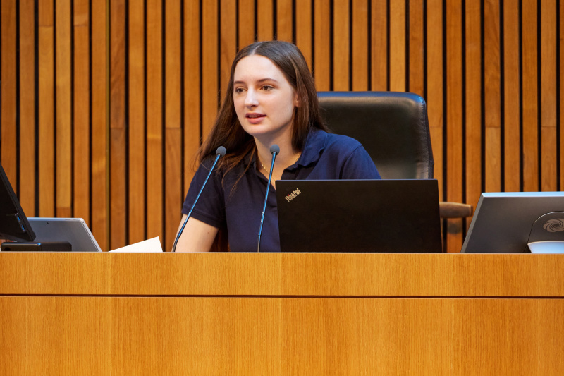 Deligierte am Redner:innenpult