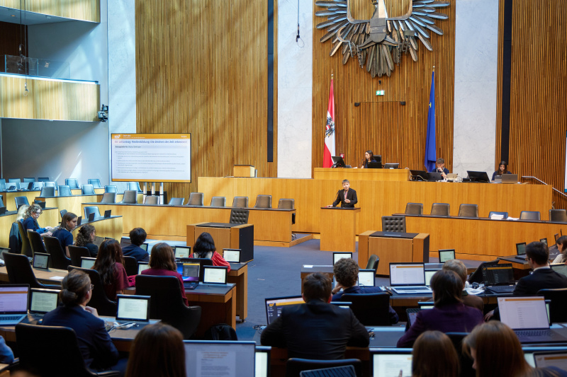 Delegierte am Redner:innenpult