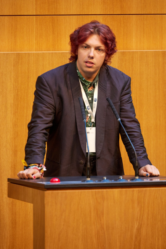 Delegierte am Redner:innenpult