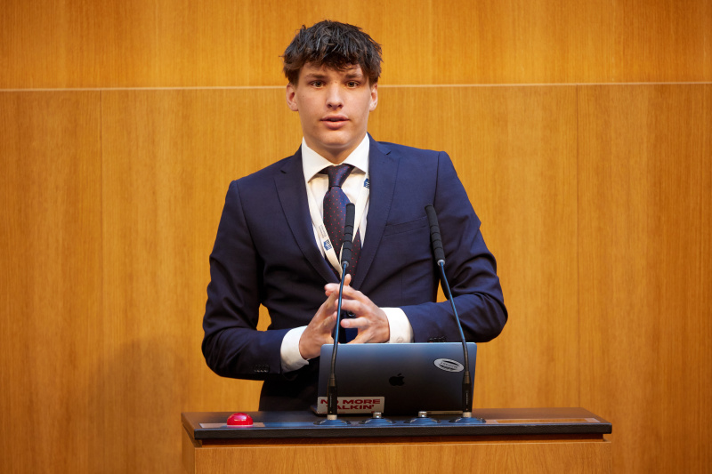 Delegierte am Redner:innenpult