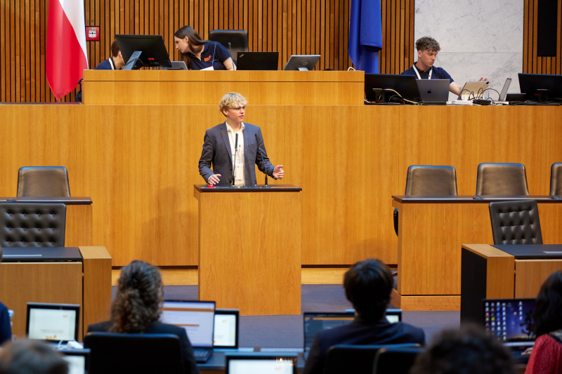 Delegierte am Redner:innenpult