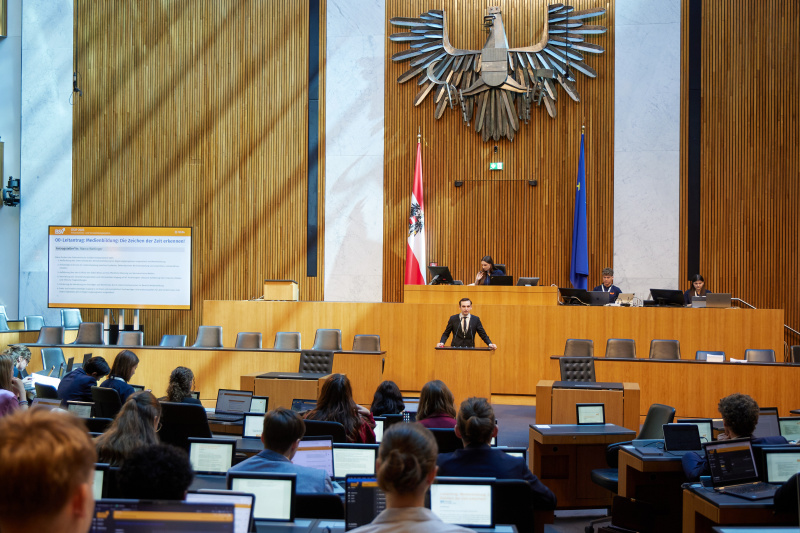 Delegierte am Redner:innenpult