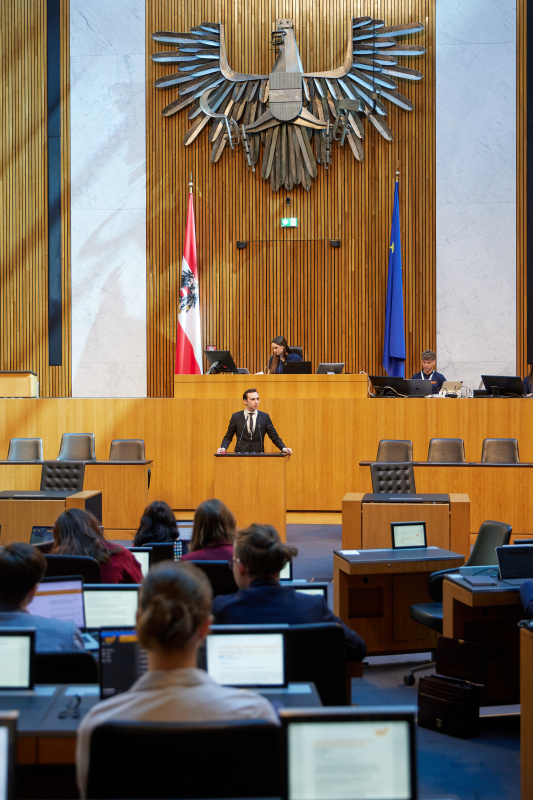 Delegierte am Redner:innenpult