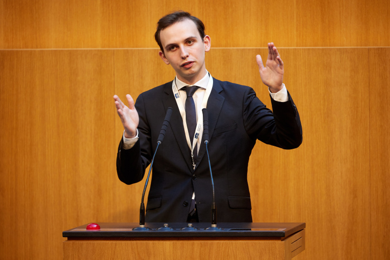 Delegierte am Redner:innenpult