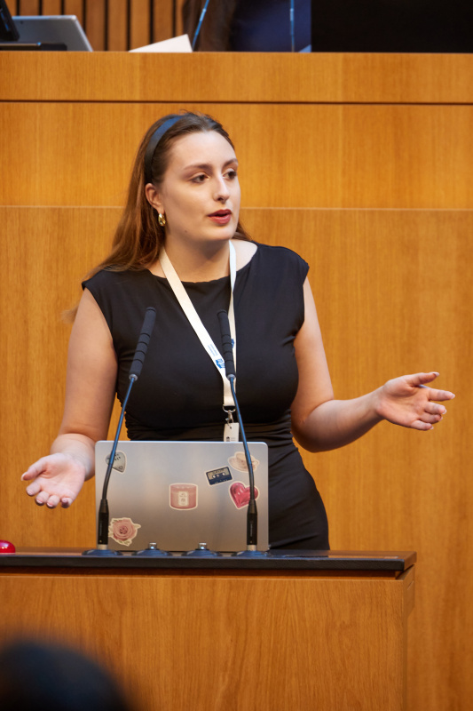 Delegierte am Redner:innenpult