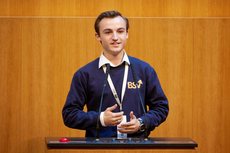 Delegierte am Redner:innenpult