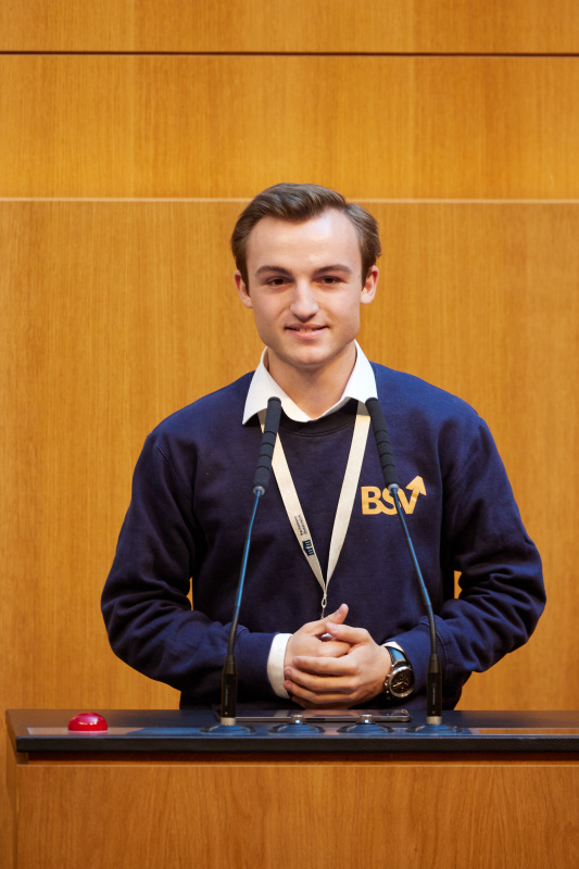 Delegierte am Redner:innenpult