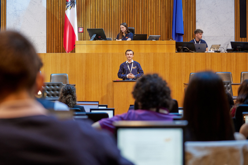 Delegierte am Redner:innenpult