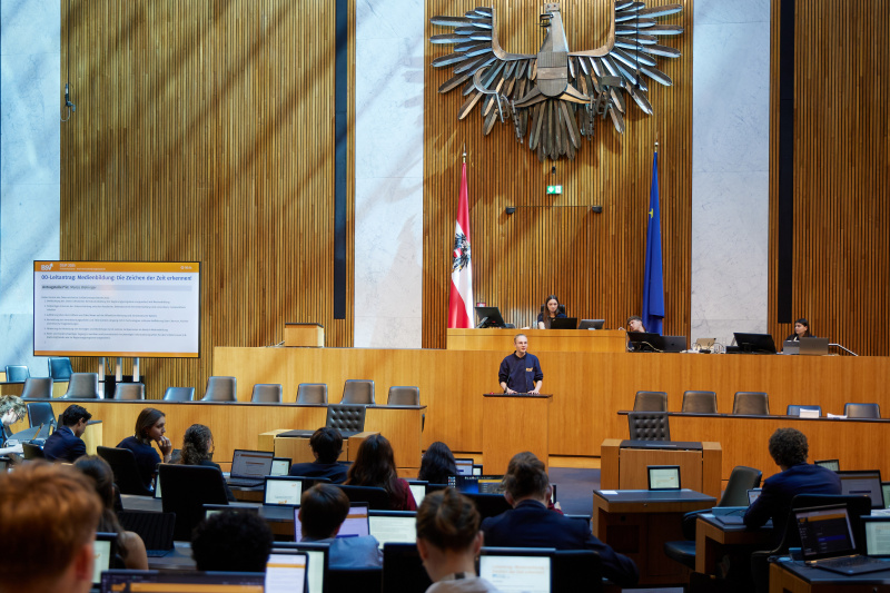 Delegierte am Redner:innenpult