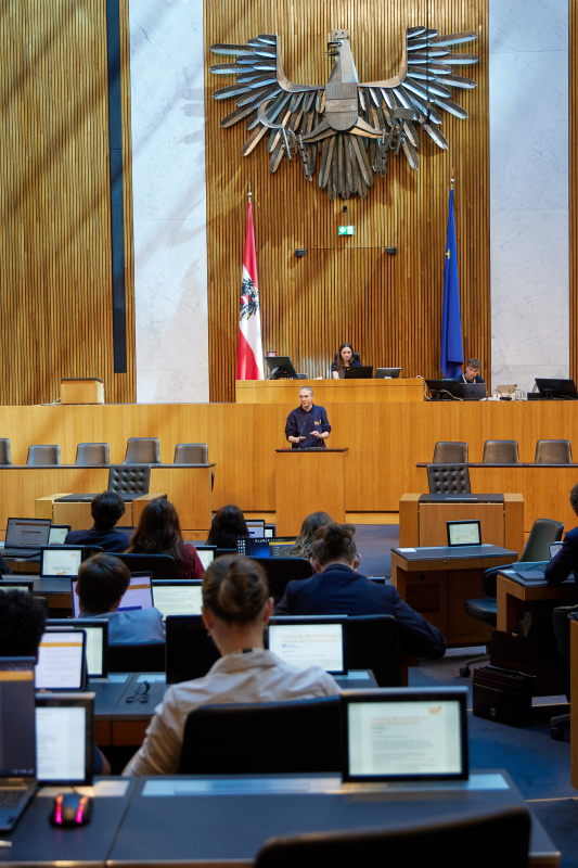 Delegierte am Redner:innenpult