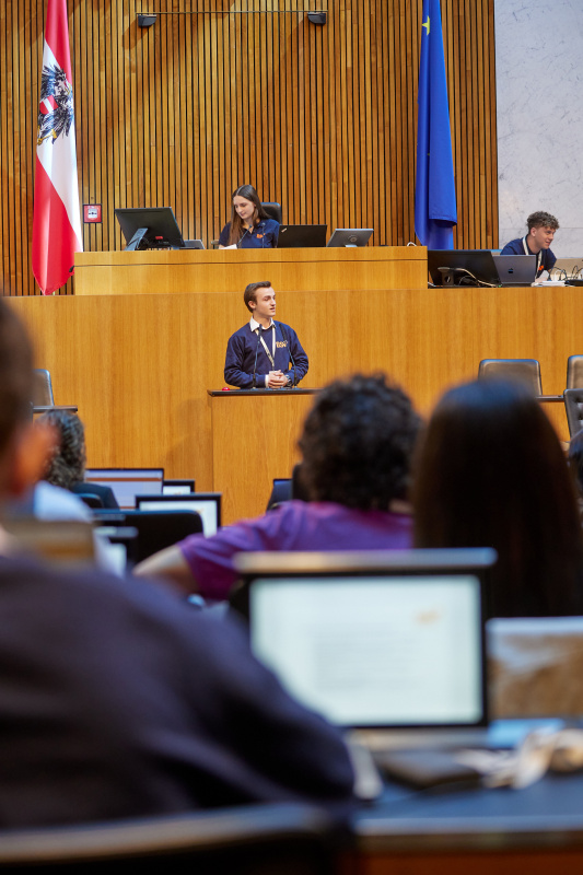 Delegierte am Redner:innenpult