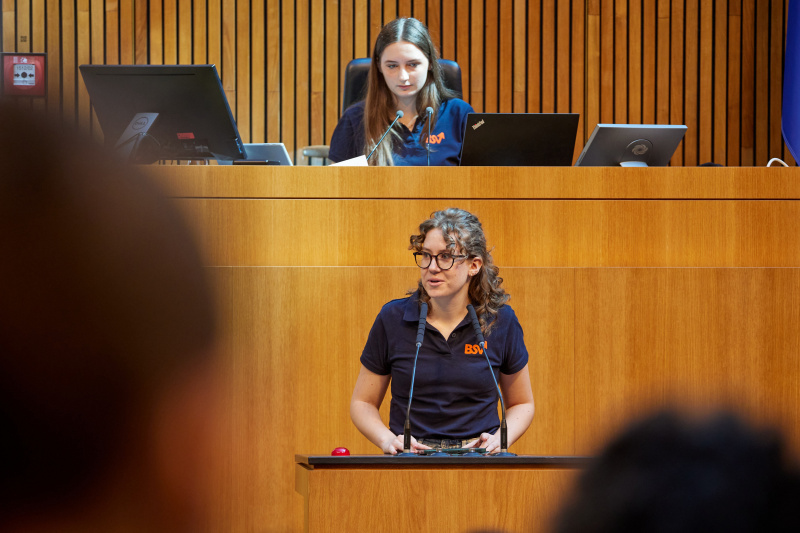 Delegierte am Redner:innenpult