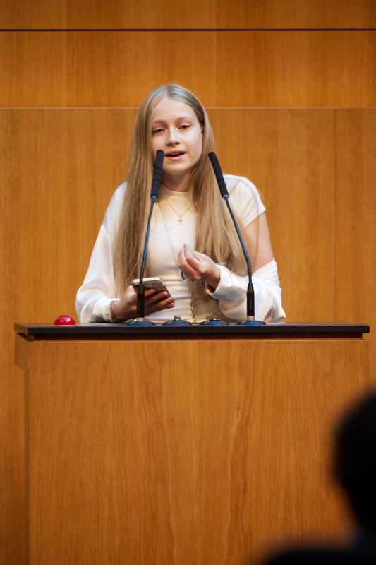 Delegierte am Redner:innenpult