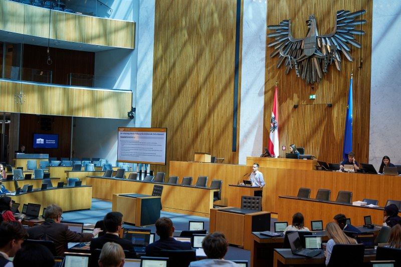 Delegierte am Redner:innenpult