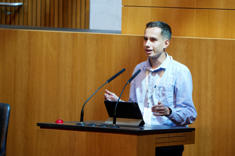 Delegierte am Redner:innenpult