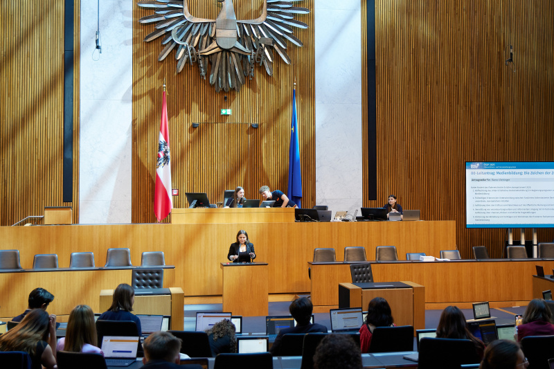 Delegierte am Redner:innenpult