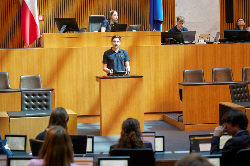 Delegierte am Redner:innenpult