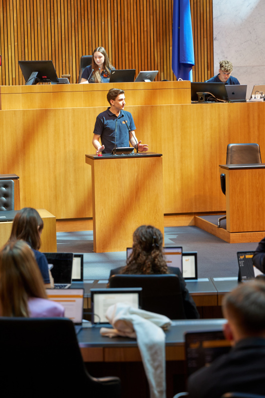 Delegierte am Redner:innenpult