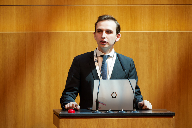 Delegierte am Redner:innenpult