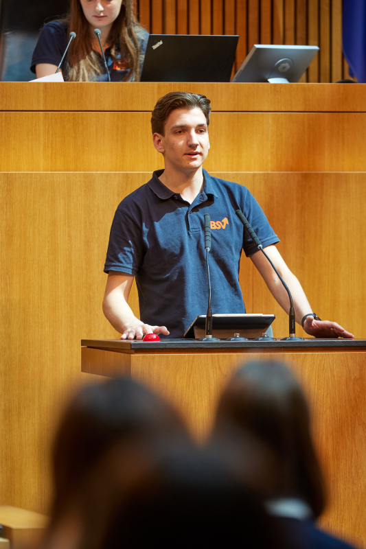 Delegierte am Redner:innenpult