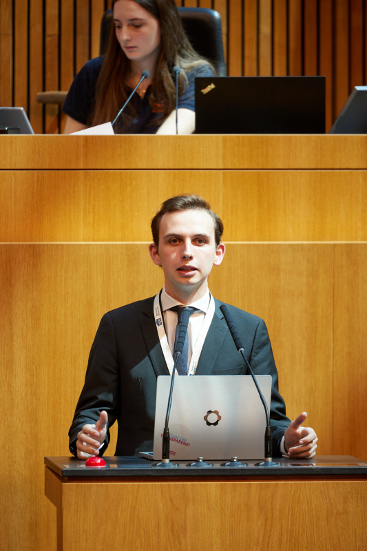 Delegierte am Redner:innenpult