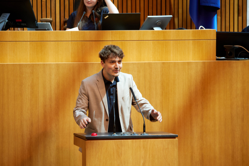 Delegierte am Redner:innenpult