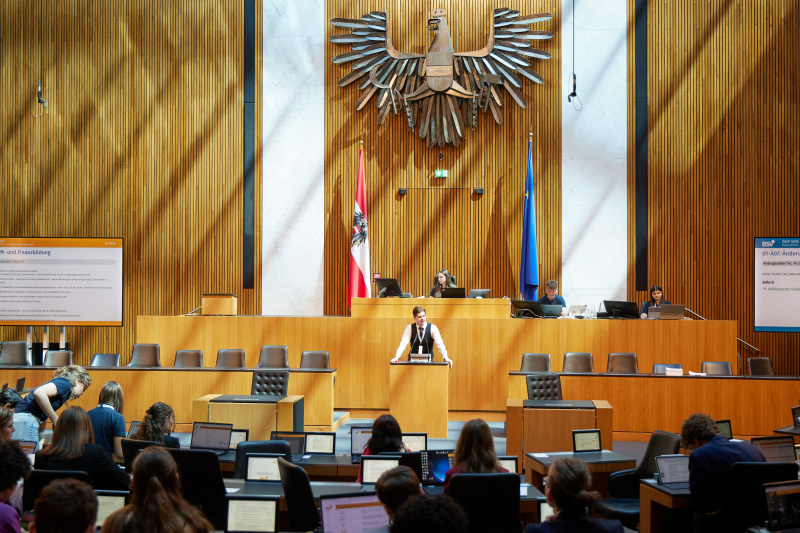 Delegierte am Redner:innenpult