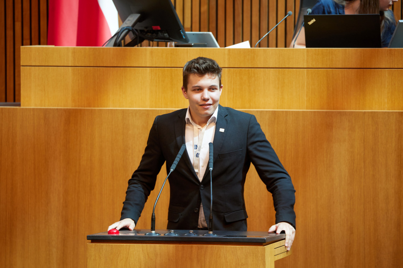 Delegierte am Redner:innenpult