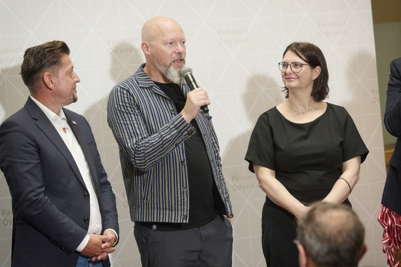 Statements der Mandatar:innen. Von links: Bundesrat Wolfgang Beer (SPÖ), Bundesrat a.D. Marco Schreuder (GRÜNE), Bundesrätin a.D. Manuela-Anna Sumah-Vospernik (NEOS)