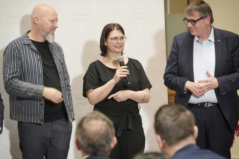 Statements der Mandatar:innen. Von links: Bundesrat a.D. Marco Schreuder (GRÜNE), Bundesrätin a.D. Manuela-Anna Sumah-Vospernik (NEOS), Bundesrat Christoph Thoma (ÖVP)