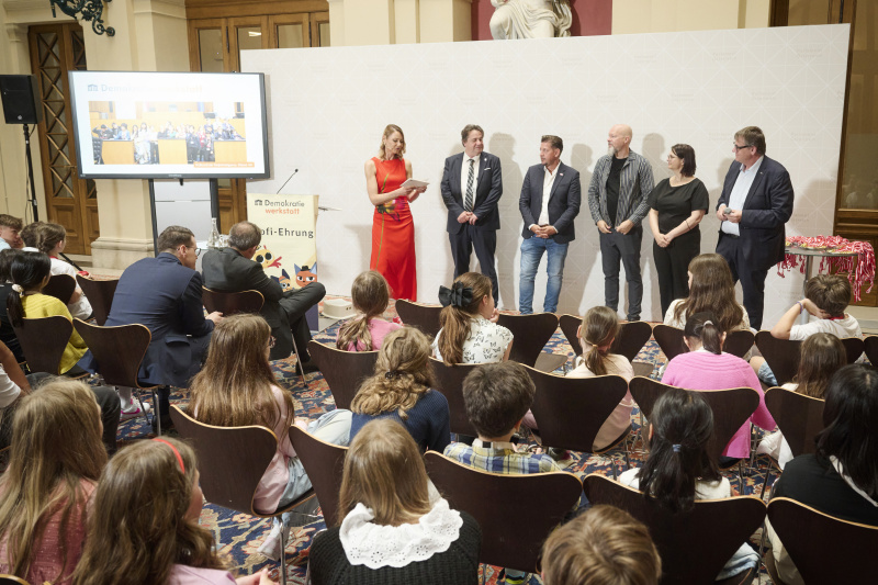 Statements der Mandatar:innen. Von links: Katharina Kramer, Bundesrat Klemens Kofler (FPÖ), Bundesrat Wolfgang Beer (SPÖ), Bundesrat a.D. Marco Schreuder (GRÜNE), Bundesrätin a.D. Manuela-Anna Sumah-Vospernik (NEOS), Bundesrat Christoph Thoma (ÖVP)