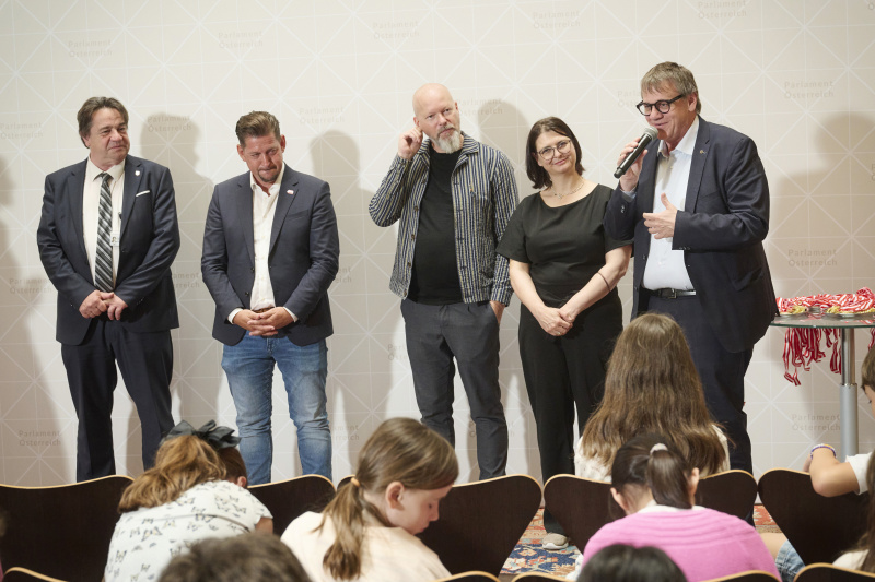 Statements der Mandatar:innen. Von links: Bundesrat Klemens Kofler (FPÖ), Bundesrat Wolfgang Beer (SPÖ), Bundesrat a.D. Marco Schreuder (GRÜNE), Bundesrätin a.D. Manuela-Anna Sumah-Vospernik (NEOS), Bundesrat Christoph Thoma (ÖVP)