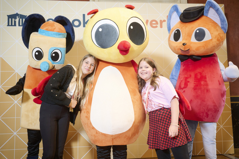 Schüler:innen mit den Maskottchen der Demokratiewerkstatt