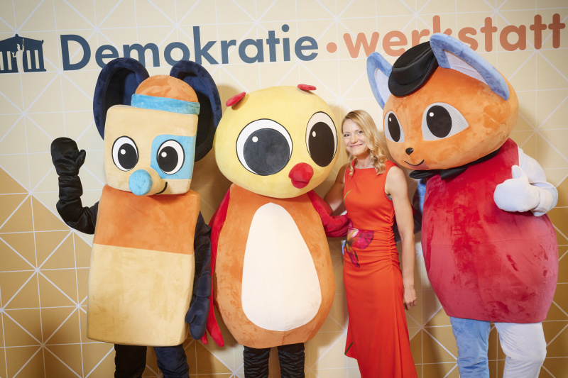 Schüler:innen mit den Maskottchen der Demokratiewerkstatt