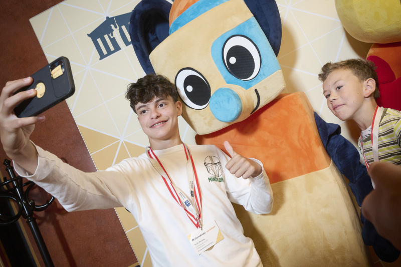 Schüler:innen mit den Maskottchen der Demokratiewerkstatt