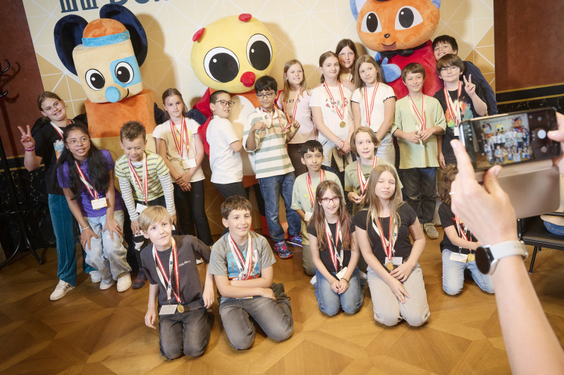 Schüler:innen mit den Maskottchen der Demokratiewerkstatt