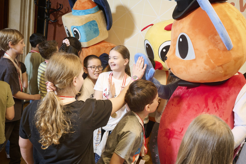 Schüler:innen mit den Maskottchen der Demokratiewerkstatt