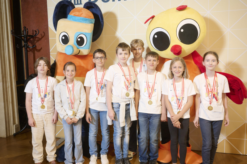 Schüler:innen mit den Maskottchen der Demokratiewerkstatt