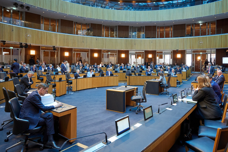 Regierungsbank. Stellungnahme Finanzminister Markus Marterbauer (SPÖ)