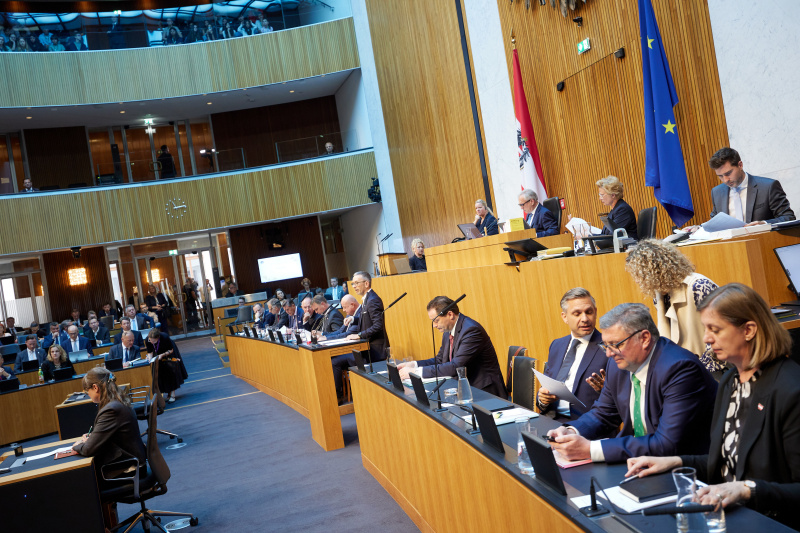 Nationalratspräsident Walter Rosenkranz (FPÖ) am Präsidium.  Am Redner:innenpult: Klubobmann Herbert Kickl (FPÖ)