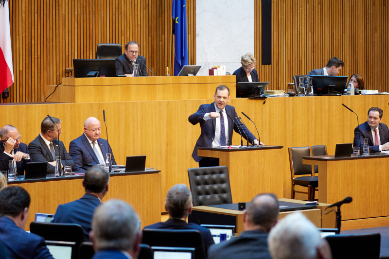 Am Redner:innenpult: Klubvorsitzender Philip Kucher (SPÖ)
