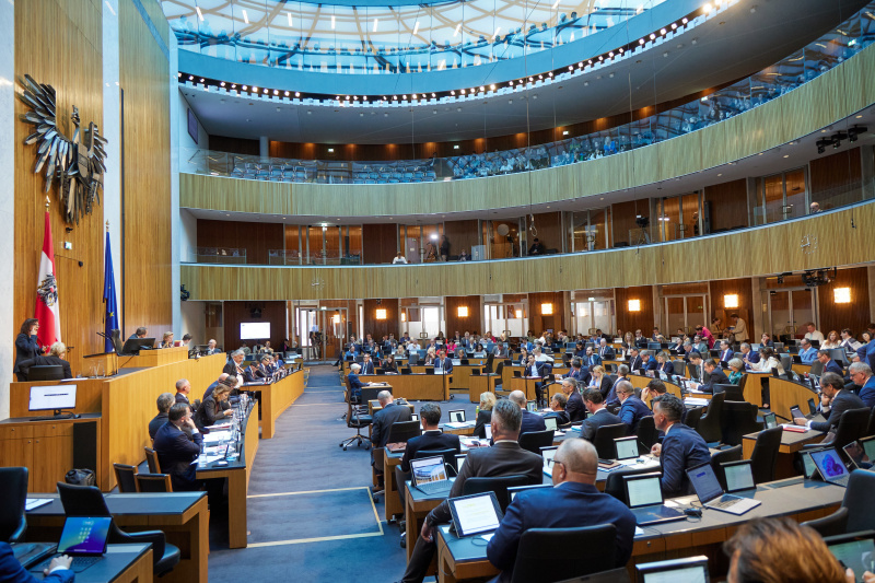 Am Redner:innenpult: Klubobmann Werner Kogler (GRÜNE)