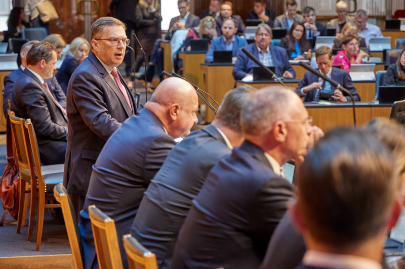 Am Redner:innenpult: Klubobmann August Wöginger (ÖVP)