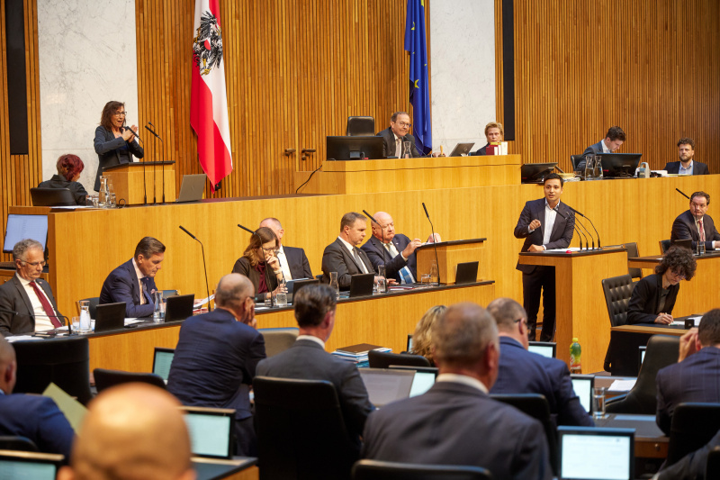 Am Redner:innenpult: Klubobmann Yannick Shetty (NEOS)