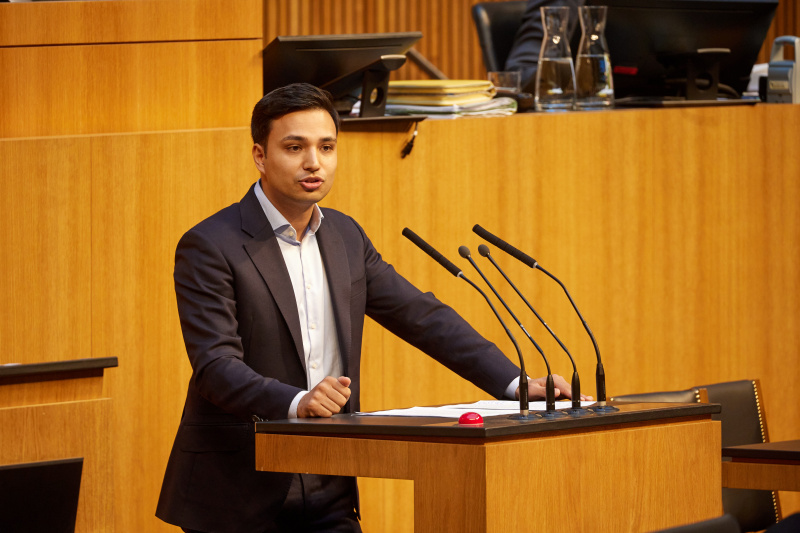 Am Redner:innenpult: Klubobmann Yannick Shetty (NEOS)