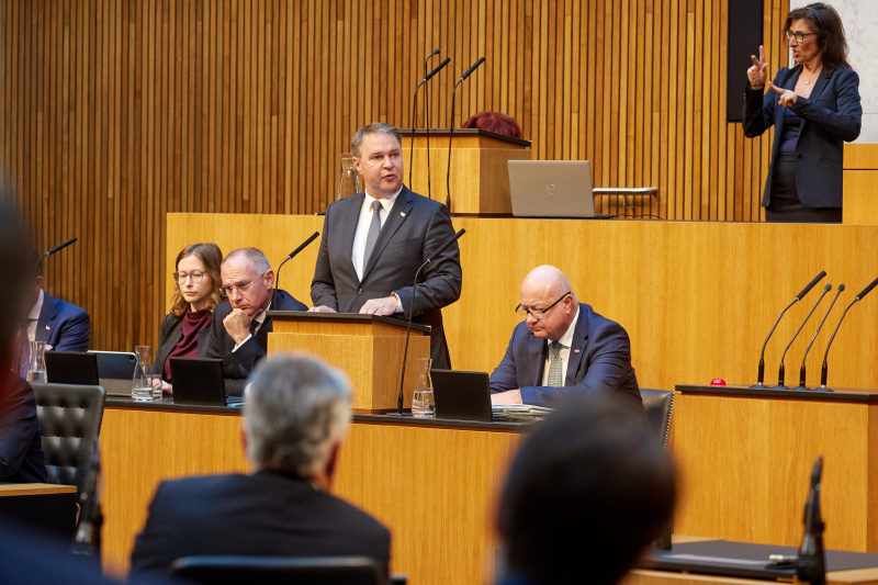 Regierungsbank. Stellungnahme Vizekanzler Andreas Babler (SPÖ)