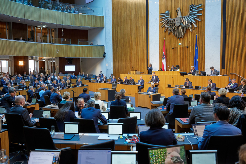 Am Redner:innenpult: Klubvorsitzender Philip Kucher (SPÖ)